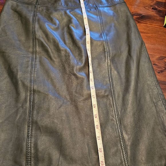Danier leather skirt. Olive green. Never worn. Size 6 - Picture 3 of 4
